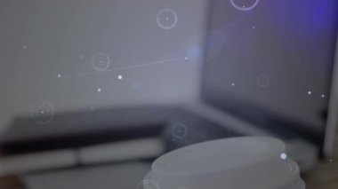 Bir fincan kahve eşliğinde bağlantı ağının animasyonu. küresel bağlantılar, dijital arayüz, teknoloji ve ağ konsepti dijital olarak oluşturulmuş video.