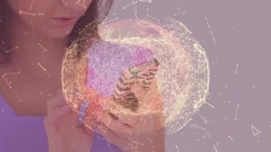 Akıllı telefon kullanan beyaz bir kadına karşı olan bağlantı ağı küresi. küresel ağ ve teknoloji kavramı