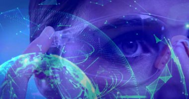 VR gözlüklü bir adamın gözünden, arayüzü kullanarak dünya ve bağlantı ağının animasyonu. dijital arayüz teknolojisi, veri işleme ve küresel iletişim konsepti dijital olarak oluşturulmuş video.