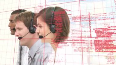 Telefon kulaklığı kullanarak iş adamlarından veri işleme animasyonu. küresel bağlantılar, iş dünyası, dijital arayüz, teknoloji ve ağ konsepti dijital olarak oluşturulmuş video.