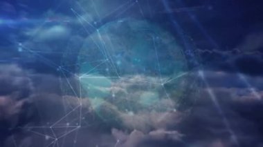 Gökyüzü üzerindeki ikonlar ve dünya ile bağlantı ağlarının animasyonu. küresel bağlantılar, teknoloji, dijital arayüz ve bağlantılar konsepti dijital olarak oluşturulmuş video.