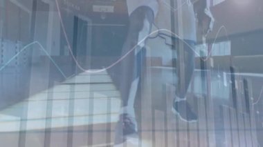 Basketbolcu üzerinden veri işleme animasyonu. global spor, dijital arayüz, teknoloji ve ağ konsepti dijital olarak oluşturulmuş video.