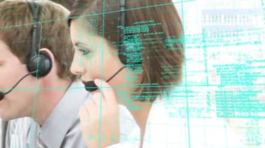 Telefon kulaklığı kullanarak iş adamlarından veri işleme animasyonu. küresel bağlantılar, iş dünyası, dijital arayüz, teknoloji ve ağ konsepti dijital olarak oluşturulmuş video.