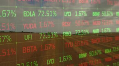 Tarım alanındaki tarla üzerinden finansal veri işleme animasyonu. küresel tarım, işletme, dijital arayüz, teknoloji ve ağ konsepti dijital olarak oluşturulmuş video.