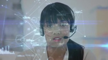 Telefon kulaklığı kullanarak iş kadını üzerinden bağlantı ağlarının animasyonu. küresel bağlantılar, iş dünyası, dijital arayüz, teknoloji ve ağ konsepti dijital olarak oluşturulmuş video.
