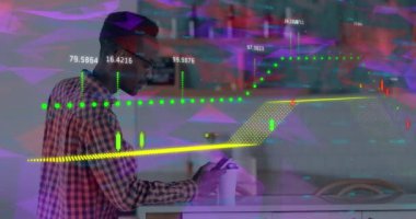 Afro-Amerikan bir adamın kahve içip akıllı telefon kullanmasına karşı mali veri işleme. küresel ağ ve teknoloji kavramı