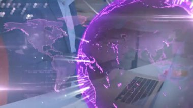 Dizüstü bilgisayar kullanarak iş adamlarıyla bağlantılı dünyanın animasyonu. küresel bağlantılar, dijital arayüz, teknoloji ve ağ konsepti dijital olarak oluşturulmuş video.