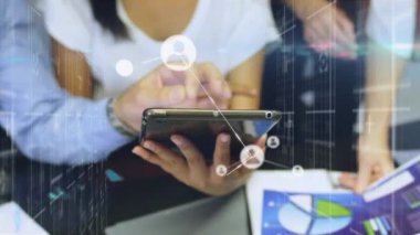 Ofiste dijital tablet kullanan ofis arkadaşlarının orta kesimine karşı profil simgeleri ağı. küresel ağ ve iş teknolojisi kavramı