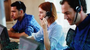 Akıllı telefon kullanarak iş kadınının veri işleme animasyonu. küresel bağlantılar, iş dünyası, dijital arayüz, teknoloji ve ağ konsepti dijital olarak oluşturulmuş video.