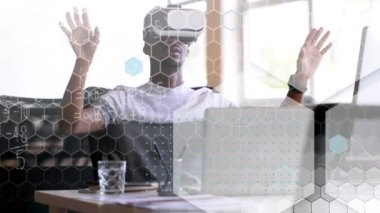 Matematiksel formüllerin vr kulaklık kullanan iş adamlarının üzerinde canlandırılması. küresel bağlantılar, dijital arayüz, teknoloji ve ağ konsepti dijital olarak oluşturulmuş video.