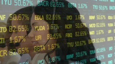 Telefon kulaklığı kullanarak iş adamlarından veri işleme animasyonu. küresel bağlantılar, iş dünyası, dijital arayüz, teknoloji ve ağ konsepti dijital olarak oluşturulmuş video.