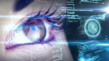 Dijital arayüz ve kadın gözü üzerindeki saatin animasyonu. küresel bağlantılar, iş dünyası, dijital arayüz, teknoloji ve ağ konsepti dijital olarak oluşturulmuş video.