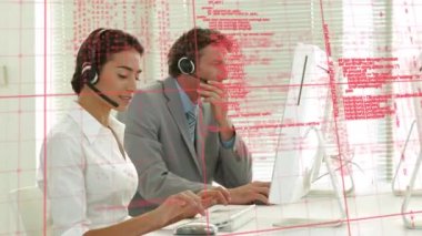 Telefon kulaklığı kullanarak iş adamlarından veri işleme animasyonu. küresel bağlantılar, iş dünyası, dijital arayüz, teknoloji ve ağ konsepti dijital olarak oluşturulmuş video.