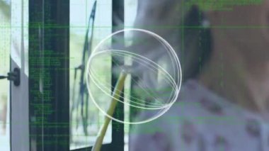 Otobüste kredi kartı kullanan bir kadının etrafında dönen daireler ve veri işleme animasyonları. küresel finans iletişimi ve veri ağı konsepti, dijital olarak oluşturulmuş video.