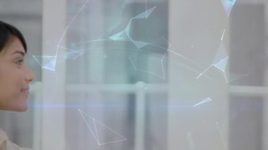 Telefon kulaklığı kullanan iş kadını üzerinden bağlantı ağının ve dünyanın animasyonu. küresel bağlantılar, iş dünyası, dijital arayüz, teknoloji ve ağ konsepti dijital olarak oluşturulmuş video.