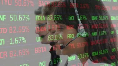 Telefon kulaklığı kullanarak iş adamlarından veri işleme animasyonu. küresel bağlantılar, iş dünyası, dijital arayüz, teknoloji ve ağ konsepti dijital olarak oluşturulmuş video.