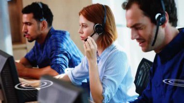 Telefon kulaklığı kullanan iş adamları üzerinden bağlantı ağlarının animasyonu. küresel bağlantılar, iş dünyası, dijital arayüz, teknoloji ve ağ konsepti dijital olarak oluşturulmuş video.