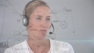 Bağlantı ağının animasyonu, telefon kulaklığı kullanan iş kadınlarının istatistikleri. küresel bağlantılar, iş dünyası, dijital arayüz, teknoloji ve ağ konsepti dijital olarak oluşturulmuş video.