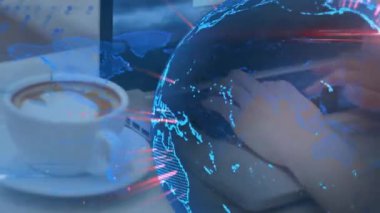 Dizüstü bilgisayar kullanan bir kadın üzerinde bağlantı ağı olan bir dünya animasyonu. küresel bağlantılar, dijital arayüz, teknoloji ve ağ konsepti dijital olarak oluşturulmuş video.