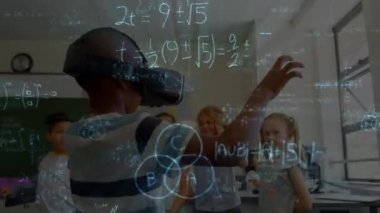 Matematiksel formüllerin vr kulaklık kullanan okul çocuğu üzerinde canlandırılması. küresel çevrimiçi eğitim, dijital arayüz, teknoloji ve bağlantılar konsepti dijital olarak oluşturulmuş video.