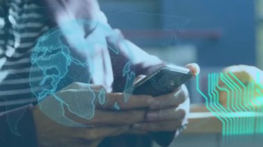 Akıllı telefon kullanan bir kadın üzerinde küresel ve veri işleme animasyonu. küresel iş, dijital arayüz, teknoloji ve ağ konsepti dijital olarak oluşturulmuş video.