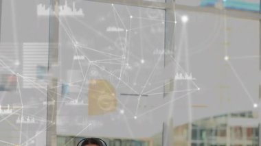 Bağlantı ağının animasyonu, telefon kulaklığı kullanan iş kadınlarının istatistikleri. küresel bağlantılar, iş dünyası, dijital arayüz, teknoloji ve ağ konsepti dijital olarak oluşturulmuş video.