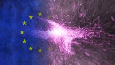 Avrupa Birliği bayrağı üzerinde parlayan mor ışık izlerinin animasyonu. küresel finansman, iş ve ekonomi kavramı dijital olarak oluşturulmuş video.