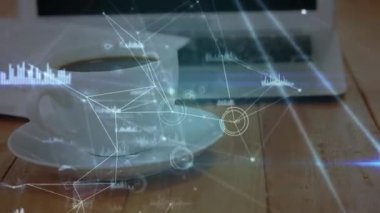 Bir fincan kahve eşliğinde bağlantı ağının animasyonu. küresel bağlantılar, dijital arayüz, teknoloji ve ağ konsepti dijital olarak oluşturulmuş video.