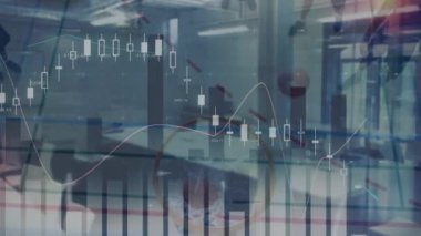 Boş ofis üzerinden veri işleme ve istatistiklerin animasyonu. küresel iş, dijital arayüz, teknoloji ve ağ konsepti dijital olarak oluşturulmuş video.