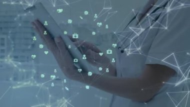 Dijital tablet kullanan beyaz kadın doktorlara karşı tıbbi ikonlar ve bağlantılar. küresel ağ ve sağlık konsepti