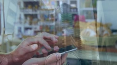 Şehir manzarası üzerinde akıllı telefon kullanan bir adamın animasyonu. küresel iletişim, teknoloji, dijital arayüz ve bağlantılar konsepti dijital olarak oluşturulmuş video.