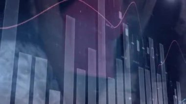 Yoğun şehir caddesinde istatistik ve veri işleme animasyonu. global spor, dijital arayüz, teknoloji ve ağ konsepti dijital olarak oluşturulmuş video.