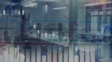 Basketbolcular üzerinde veri işleme animasyonu. küresel bağlantılar, iş dünyası, dijital arayüz, teknoloji ve ağ konsepti dijital olarak oluşturulmuş video.