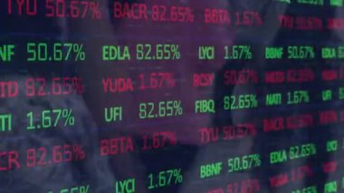 Yoğun şehir caddesinde finansal veri işleme animasyonu. global spor, dijital arayüz, teknoloji ve ağ konsepti dijital olarak oluşturulmuş video.