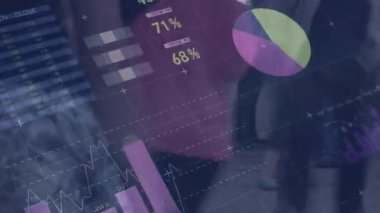 Yoğun şehir caddesinde istatistik ve veri işleme animasyonu. global spor, dijital arayüz, teknoloji ve ağ konsepti dijital olarak oluşturulmuş video.