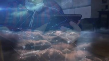 Akıllı telefon kullanan insanların üzerindeki simgelerle bağlantı ağlarının animasyonu. küresel teknoloji, dijital arayüz ve bağlantılar konsepti dijital olarak oluşturulmuş video.