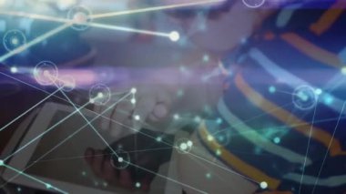 Akıllı telefon kullanan insanların üzerindeki simgelerle bağlantı ağlarının animasyonu. küresel teknoloji, dijital arayüz ve bağlantılar konsepti dijital olarak oluşturulmuş video.