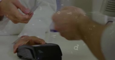 Ödeme terminalini kullanan insanların ağ güvenliği asma kilidinin canlandırılması. küresel iletişim ve veri güvenliği konsepti dijital olarak oluşturulmuş video.
