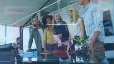 İş adamlarının gülümsemesi üzerine veri işleme animasyonu. küresel iş, dijital arayüz, teknoloji ve ağ konsepti dijital olarak oluşturulmuş video.