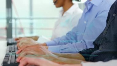 Telefon kulaklığı kullanarak iş adamlarından veri işleme animasyonu. küresel bağlantılar, iş dünyası, dijital arayüz, teknoloji ve ağ konsepti dijital olarak oluşturulmuş video.