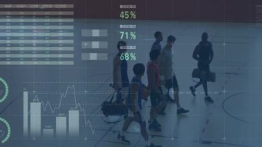 Basketbolcularla ilgili veri işleme ve istatistiklerin animasyonu. global sporlar, iş dünyası, dijital arayüz, teknoloji ve ağ konsepti dijital olarak oluşturulmuş video.