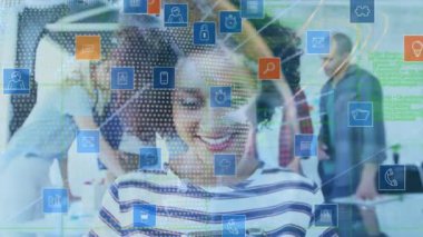 Mutlu bir iş kadınına göre dünya çapındaki bağlantıların animasyonu. küresel iş, dijital arayüz, teknoloji ve ağ konsepti dijital olarak oluşturulmuş video.