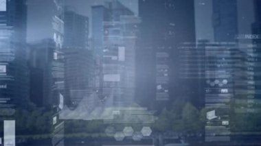 Şehir manzarası üzerinde istatistik ve veri işleme animasyonu. küresel iş, dijital arayüz, teknoloji ve ağ konsepti dijital olarak oluşturulmuş video.