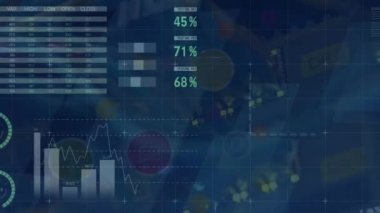 Şehir manzarası üzerinde istatistik ve veri işleme animasyonu. küresel iş, dijital arayüz, teknoloji ve ağ konsepti dijital olarak oluşturulmuş video.