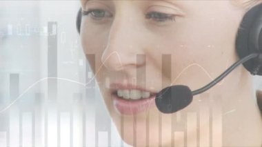 Telefon kulaklığı kullanan iş kadınlarının istatistiklerinin animasyonu. küresel bağlantılar, iş dünyası, dijital arayüz, teknoloji ve ağ konsepti dijital olarak oluşturulmuş video.
