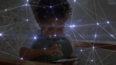 Akıllı telefon kullanarak yürümeye başlayan çocuğun üzerindeki simgelerle bağlantı ağlarının animasyonu. küresel teknoloji, dijital arayüz ve bağlantılar konsepti dijital olarak oluşturulmuş video.