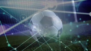 Futbolcu üzerinden bağlantı ağlarının animasyonu. global spor, teknoloji, dijital arayüz ve bağlantılar konsepti dijital olarak oluşturulmuş video.