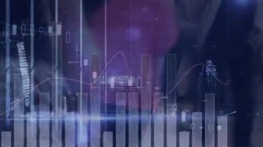 Yoğun şehir caddesinde istatistik ve veri işleme animasyonu. global spor, dijital arayüz, teknoloji ve ağ konsepti dijital olarak oluşturulmuş video.