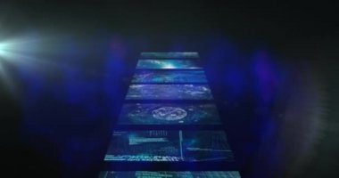 Ekranlarda veri işleme animasyonu. küresel iş, dijital arayüz, teknoloji ve ağ konsepti dijital olarak oluşturulmuş video.