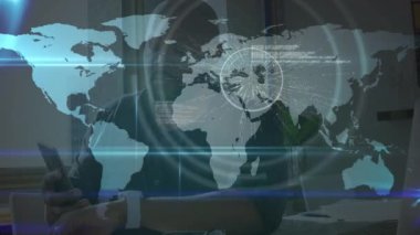 Akıllı telefon kullanan insanların üzerindeki simgelerle bağlantı ağlarının animasyonu. küresel teknoloji, dijital arayüz ve bağlantılar konsepti dijital olarak oluşturulmuş video.